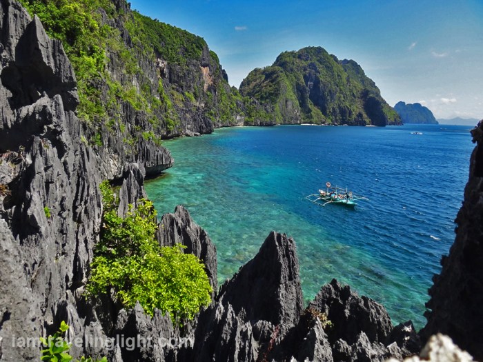 palawan-el-nido-view-from-cliff-in-matinloc-shrine-area