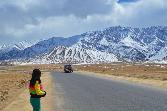roadside, snowy mountains, snowcapped, Himalayas, near Alchi and Likir Monastery, Ladakh, Jammu and Kashmir, Northern India