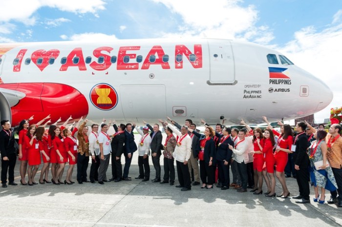 Tony Fernandes, ASEAN dignitaries, VIPS, pointing to the plane, ASEAN 50 years anniversary, livery, AirAsia plane, I love ASEAN plane