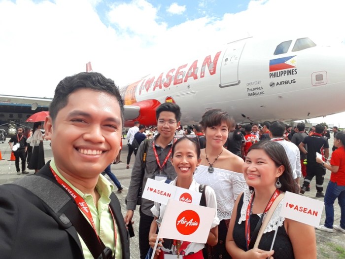 with fellow bloggers, Southeast Asia, ASEAN 50 years anniversary, livery, AirAsia plane, I love ASEAN plane