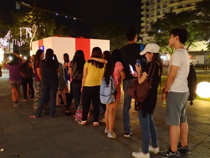 giant gift box, line of people, Vast Imaginarium Mirror Rooms, illusion, Capitol Commons, Pasig, Ortigas.JPG