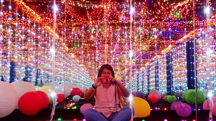 Lit Room, shining lights, spheres, balls, reflection, inspired by Yayoi Kusama, Vast Imaginarium Mirror Rooms, illusion, Capito.jpg
