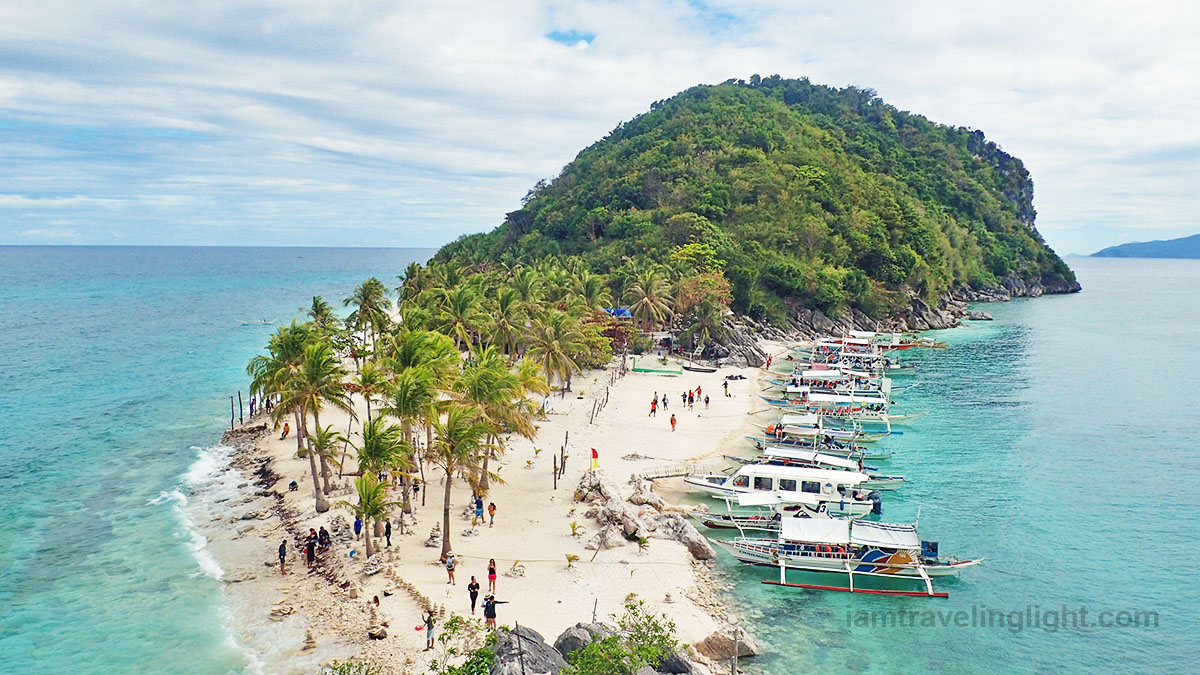 Iconic photo of Gigantes Islands, with a view of Cabugao Gamay Island from a cliff.