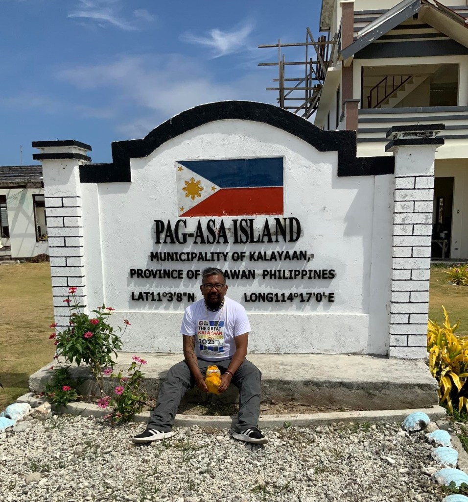 Historic moment! When Marco Puzon officially completed his PH 1634 quest at Pag-asa municipal hall in Kalayaan, the final municipality for his adventure